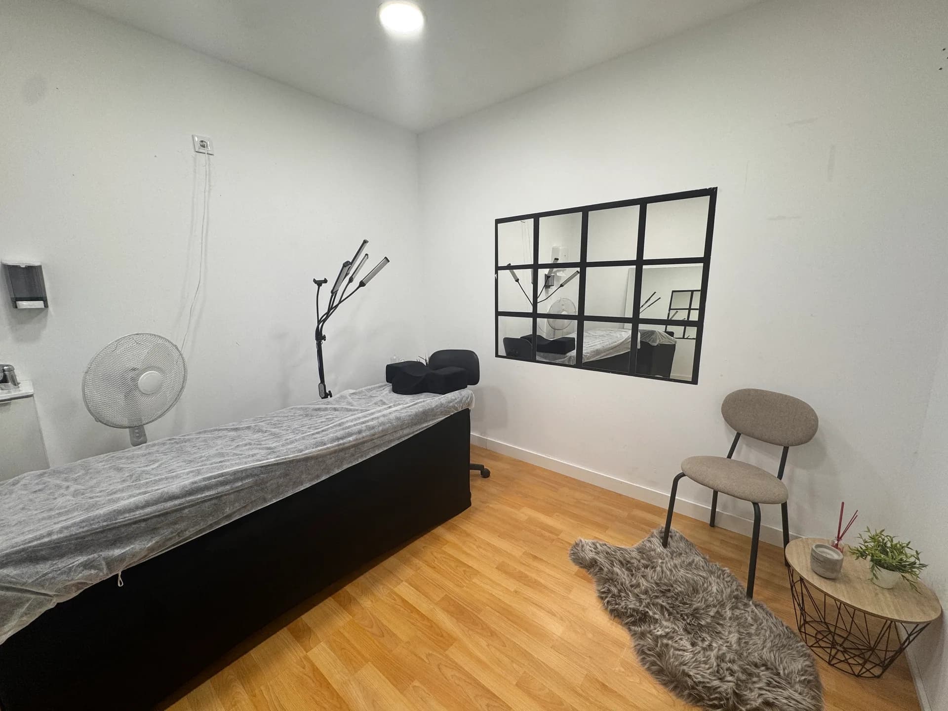 Cabina de cejas y microblading de Eclipse Studio Santander