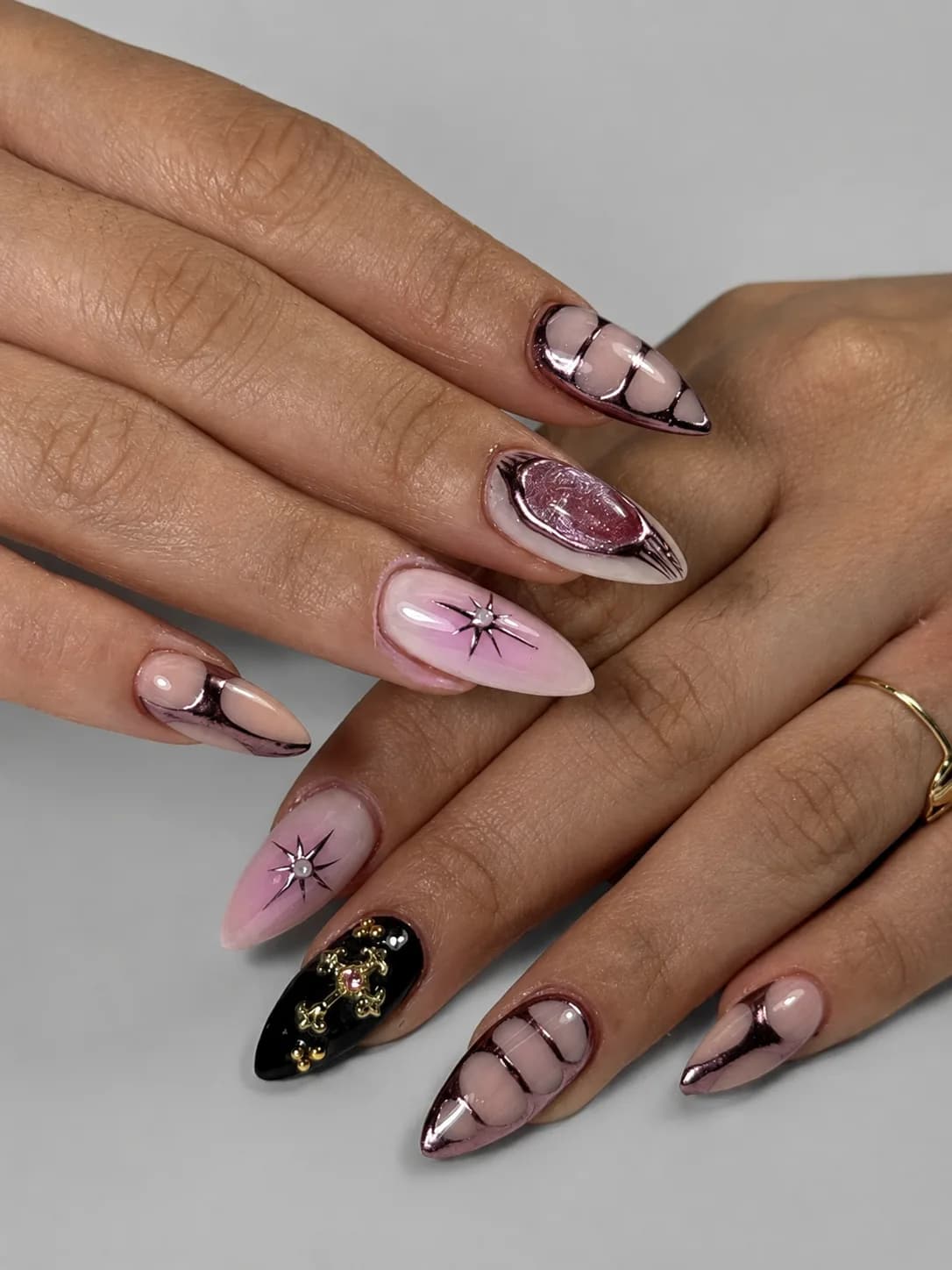 Nail art cromado granate de Eclipse Studio Santander