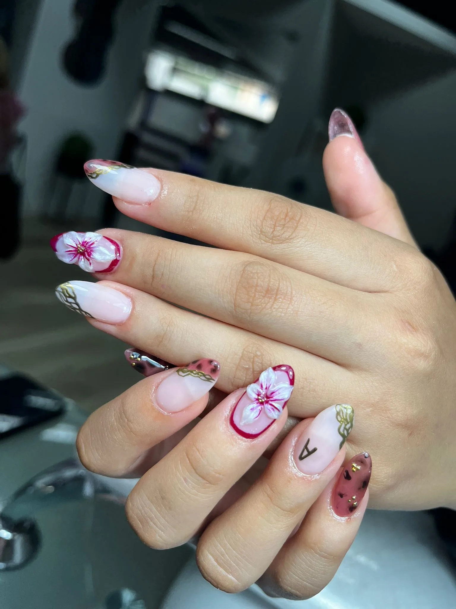 Nail art floral 3D de Eclipse Studio Santander
