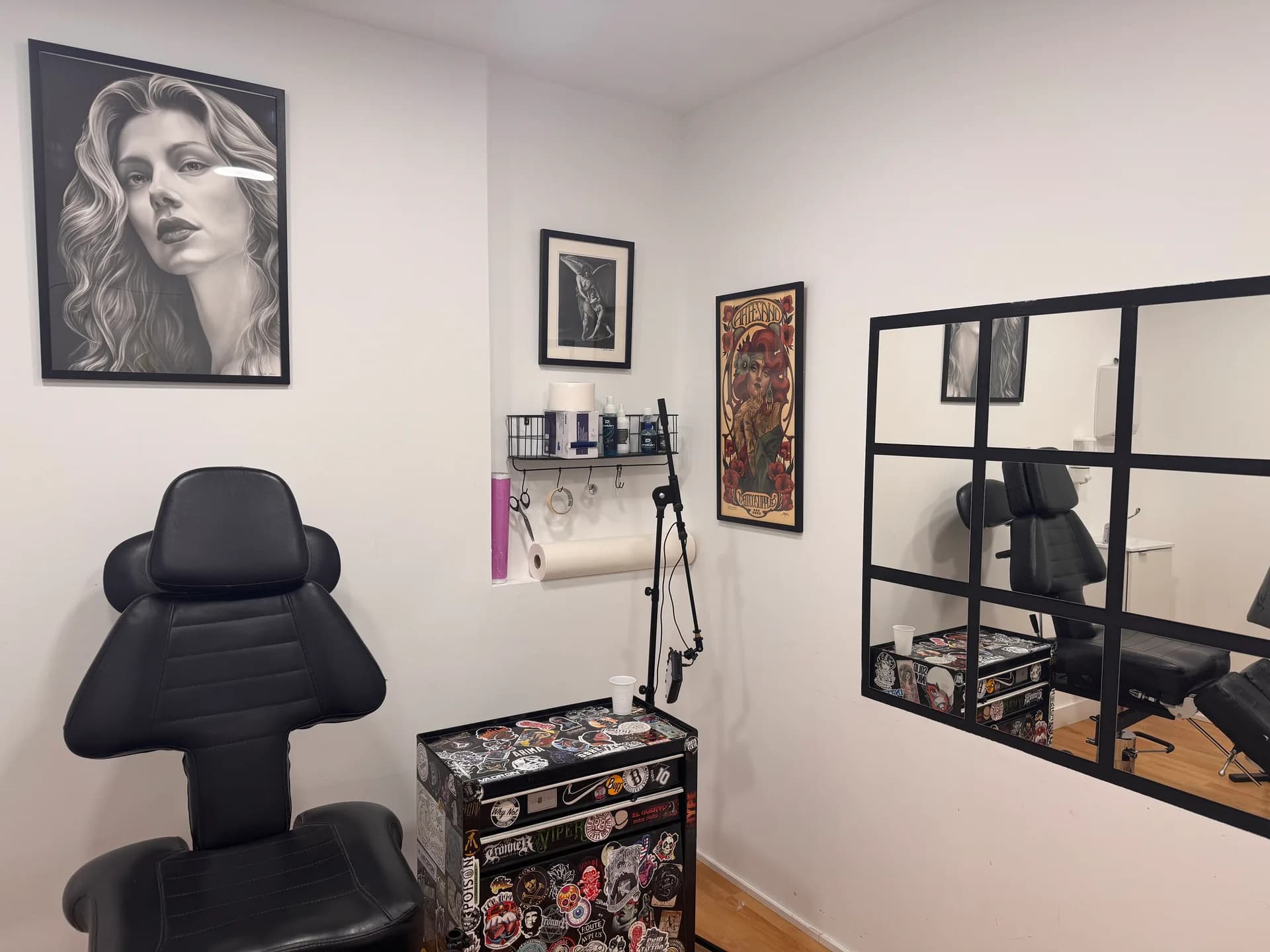 Cabina de tatuaje de Eclipse Studio Santander con sillón de cuero negro