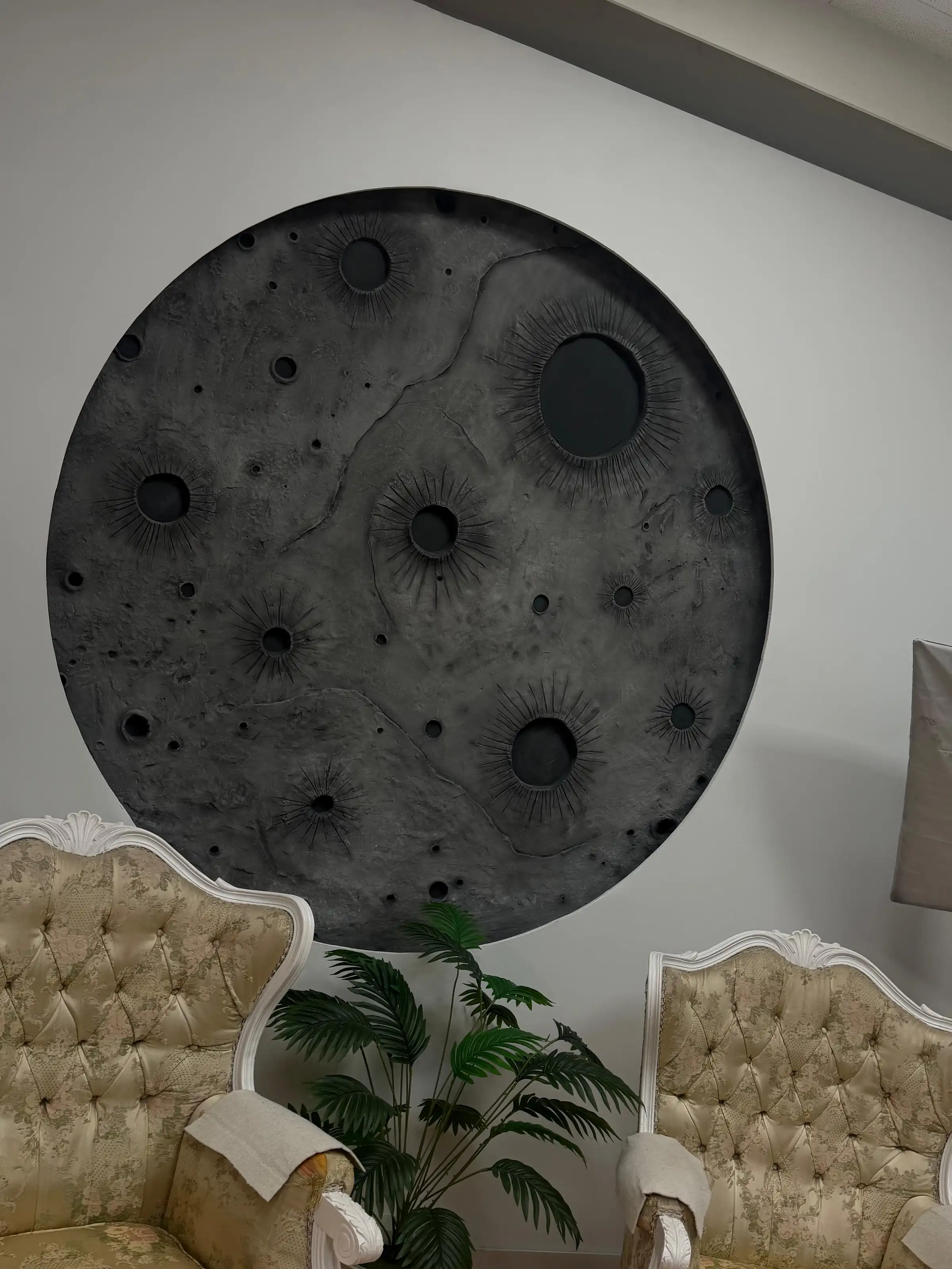 Detalle decorativo luna en Eclipse Studio