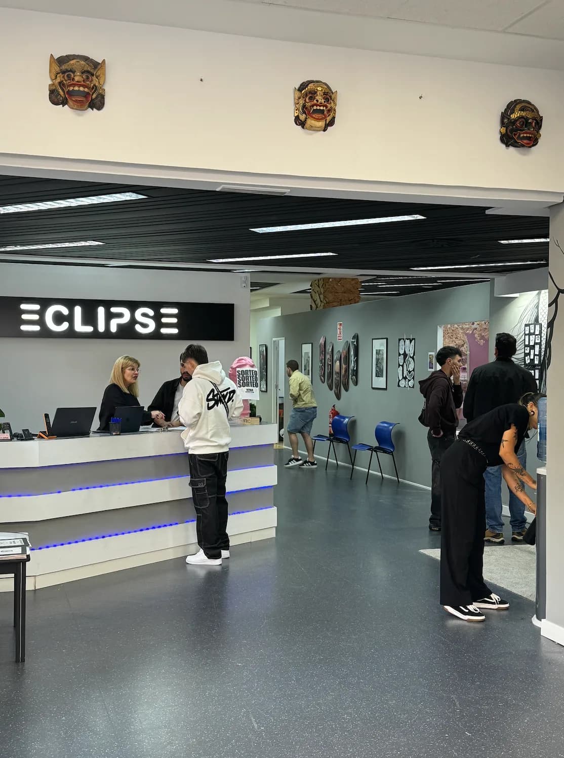 Recepción de Eclipse Studio con clienta y equipo
