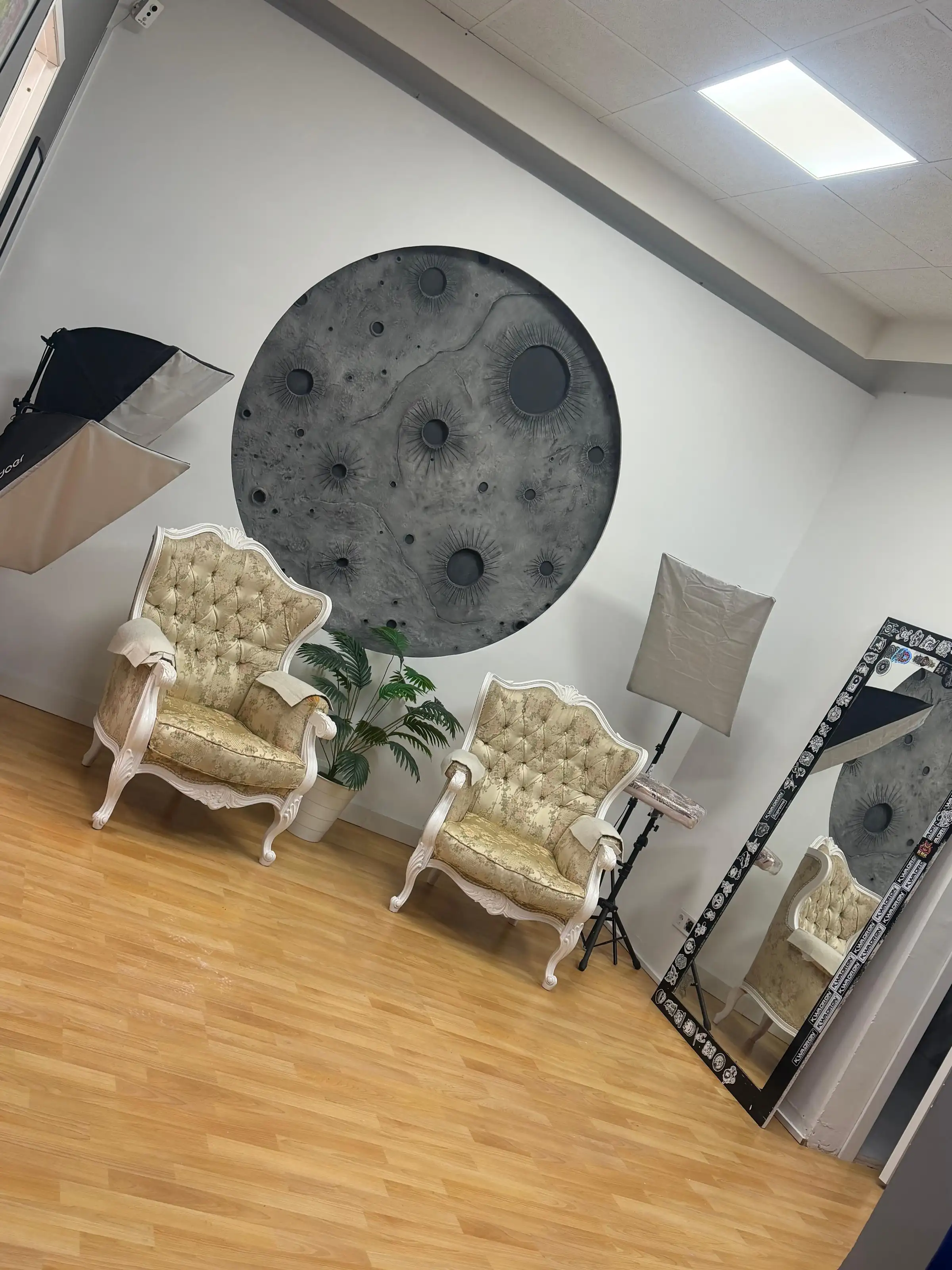 Sala principal con sillones vintage de Eclipse Studio