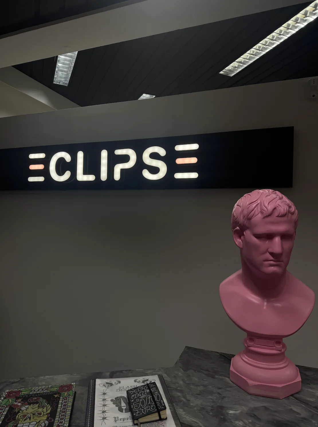 Logo Eclipse Studio iluminado en el local de Santander